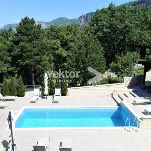 Grižane, moderna kuća s vanjskim i unutarnjim bazenom