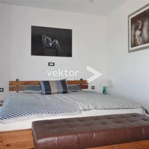 Grižane, moderna kuća s vanjskim i unutarnjim bazenom