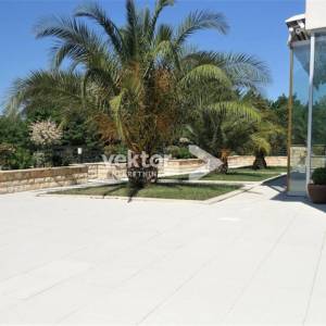 Grižane, moderna kuća s vanjskim i unutarnjim bazenom