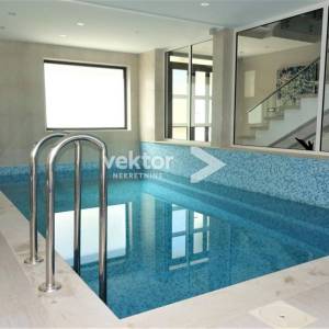 Grižane, moderna kuća s vanjskim i unutarnjim bazenom