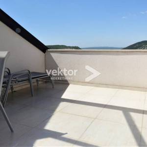 Grižane, moderna kuća s vanjskim i unutarnjim bazenom