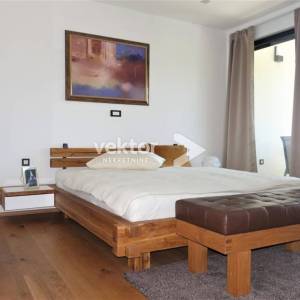 Grižane, moderna kuća s vanjskim i unutarnjim bazenom