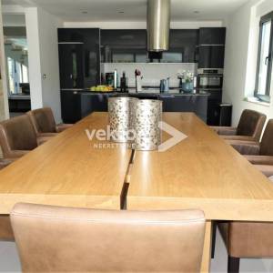 Grižane, moderna kuća s vanjskim i unutarnjim bazenom