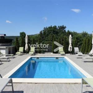 Grižane, moderna kuća s vanjskim i unutarnjim bazenom