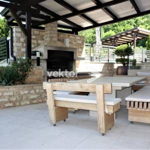 Grižane, moderna kuća s vanjskim i unutarnjim bazenom