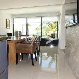 Grižane, moderna kuća s vanjskim i unutarnjim bazenom