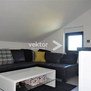 Grižane, moderna kuća s vanjskim i unutarnjim bazenom