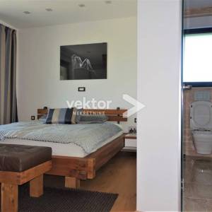 Grižane, moderna kuća s vanjskim i unutarnjim bazenom