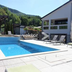 Grižane, moderna kuća s vanjskim i unutarnjim bazenom