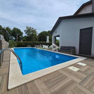 Ičići, kuća s grijanim bazenom