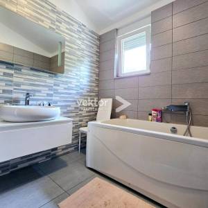 Ičići, kuća s grijanim bazenom