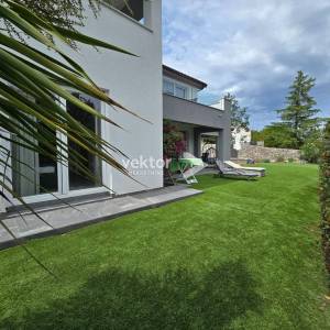 Ičići, kuća s grijanim bazenom