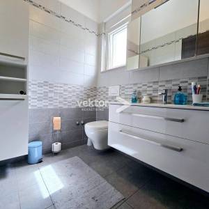 Ičići, kuća s grijanim bazenom