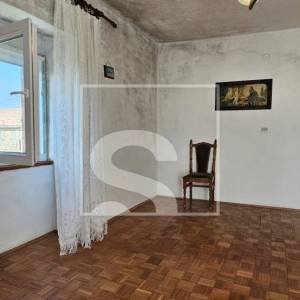 Imanje s Kućom, Konobom i Štalom