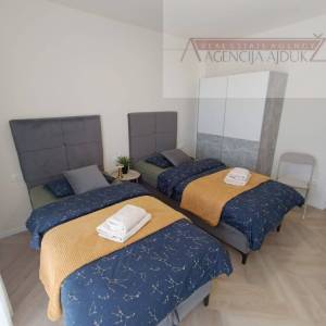 Imotski stan 140 m2 + dvorište 80 m2 sa bazenom - NOVO!!!