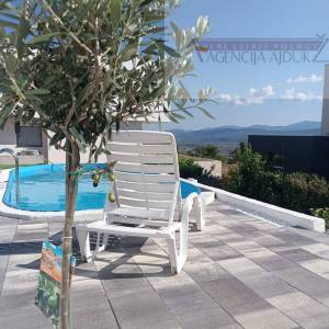 Imotski stan 140 m2 + dvorište 80 m2 sa bazenom - NOVO!!!