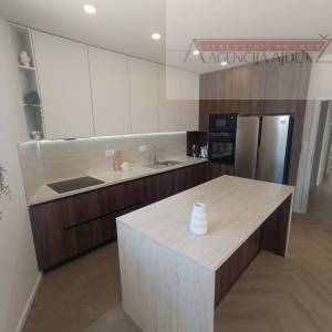 Imotski stan 140 m2 + dvorište 80 m2 sa bazenom - NOVO!!!