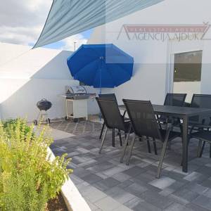 Imotski stan 140 m2 + dvorište 80 m2 sa bazenom - NOVO!!!