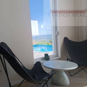 Imotski stan 140 m2 + dvorište 80 m2 sa bazenom - NOVO!!!