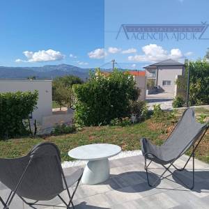 Imotski stan 140 m2 + dvorište 80 m2 sa bazenom - NOVO!!!