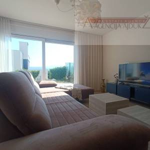 Imotski stan 140 m2 + dvorište 80 m2 sa bazenom - NOVO!!!