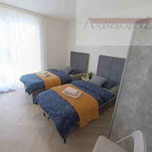 Imotski stan 140 m2 + dvorište 80 m2 sa bazenom - NOVO!!!