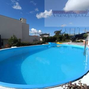 Imotski stan 140 m2 + dvorište 80 m2 sa bazenom - NOVO!!!