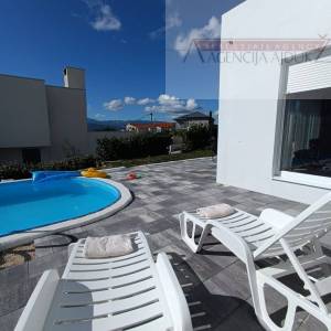 Imotski stan 140 m2 + dvorište 80 m2 sa bazenom - NOVO!!!