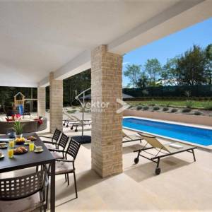Istarska vila s bazenom i 1.500m2 uređene okućnice