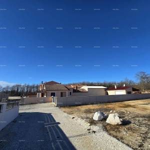 Istra. Bibići. Prodaja građevinskog zemljišta sa ishodovanom pravomoćnom građevinskom dozvolom., Bibići.