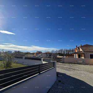 Istra. Bibići. Prodaja građevinskog zemljišta sa ishodovanom pravomoćnom građevinskom dozvolom., Bibići.