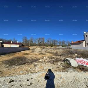 Istra. Bibići. Prodaja građevinskog zemljišta sa ishodovanom pravomoćnom građevinskom dozvolom., Bibići.