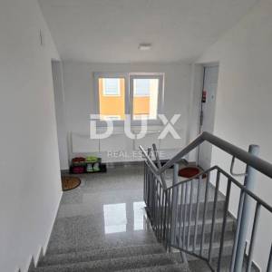 ISTRA, BRTONIGLA - Prostran stan s balkonom i vlastitim parkingom