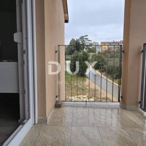 ISTRA, BRTONIGLA - Prostran stan s balkonom i vlastitim parkingom