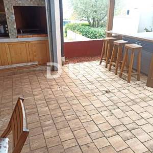 ISTRA, MEDULIN - Prizemnica s parkingom i dvorištem 120 m od plaže