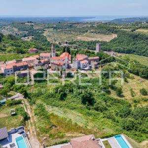 Istra, Momjan – građevinsko zemljište s ruševinama