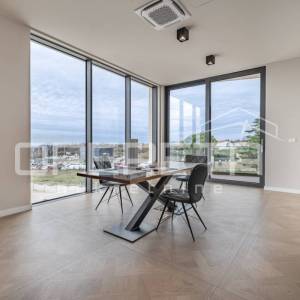 Istra, okolica Poreča – poslovna zgrada