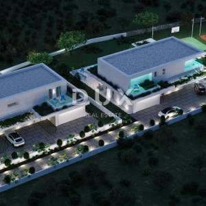 ISTRA, POREČ - Luksuzna moderna vila s bazenom i garažom ispred zelene površine