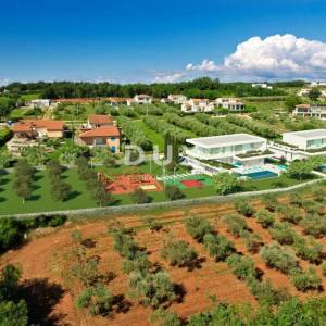 ISTRA, POREČ - Luksuzna moderna vila s bazenom i garažom ispred zelene površine