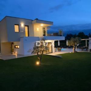 ISTRA, POREČ - Moderna istarska vila s grijanim bazenom, 201m2