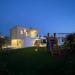 ISTRA, POREČ - Moderna istarska vila s grijanim bazenom, 201m2