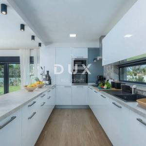 ISTRA, POREČ - Moderna istarska vila s grijanim bazenom, 201m2