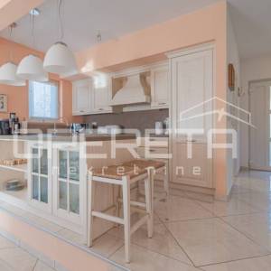 Istra, Poreč- Samostojeća kuća s bazenom i pogledom na more