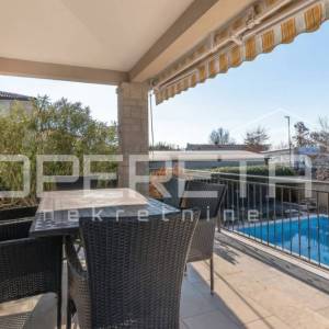 Istra, Poreč- Samostojeća kuća s bazenom i pogledom na more