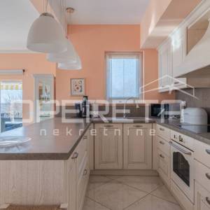 Istra, Poreč- Samostojeća kuća s bazenom i pogledom na more