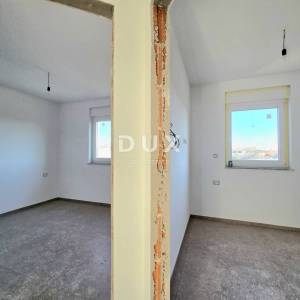 ISTRA, PULA, VALDEBEK - 2SS+DB penthouse s prostranom terasom i otvorenim pogledom na grad i zelenilo