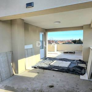 ISTRA, PULA, VALDEBEK - 2SS+DB penthouse s prostranom terasom i otvorenim pogledom na grad i zelenilo