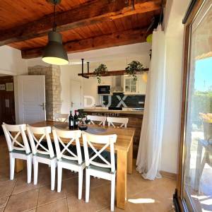 ISTRA, SVETVINČENAT – kamena vila u privatnom resortu s bazenom i pogledom na more