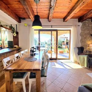 ISTRA, SVETVINČENAT – kamena vila u privatnom resortu s bazenom i pogledom na more