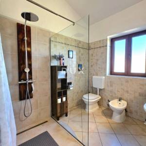 ISTRA, SVETVINČENAT – kamena vila u privatnom resortu s bazenom i pogledom na more